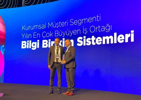 KURUMSAL MÜŞTERİ SEGMENTİ YILIN EN ÇOK BÜYÜYEN İŞ ORTAĞI ÖDÜLÜ